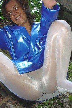 Frau in white glossy seamless pantyhose posing outdoors